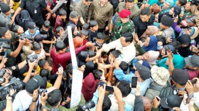 Prabowo Bersama Anak-Anak Menikmati Momen Bahagia Saat Resmikan 9 Titik Air di Sukabumi