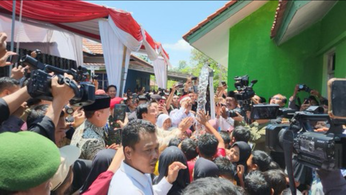 Prabowo Bersama Anak-Anak Meresmikan Sumber Air Kuningan – Deliknews.com