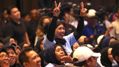 Prabowo Merasa Tersentuh dengan Antusiasme Emak-Emak Relawan di Bandung yang Jabat Erat Tangannya