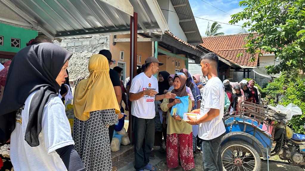 Haji Endang Berusaha Meningkatkan Dukungan Terhadap Iwan Bule dan Prabowo di Pangandaran Melalui Bantuan Sembako