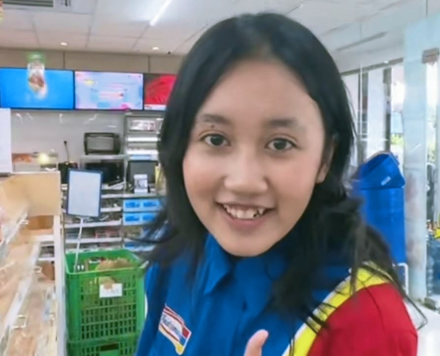 Kasir Indomaret yang Lancar Berbahasa Jepang Memenangkan Hadiah Jalan-jalan Gratis