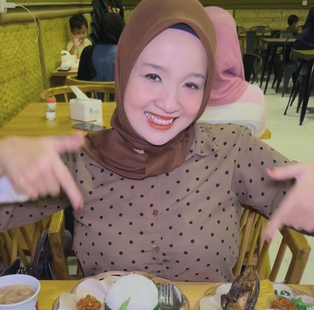 Sosok Food Vlogger Berhijab Bernama Wikietika Sukses Membuat Para Laki-laki Terhibur Dengan Videonya