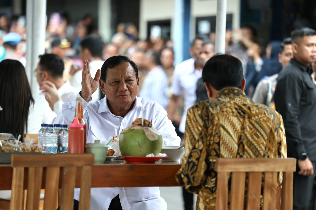 Jokowi and Prabowo Enjoy Bakso Bandongan at a Street Food Stall in Magelang, Central Java