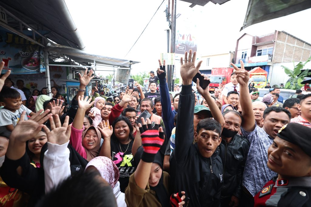 Ratusan Warga Jateng dengan Antusias Melihat Jokowi dan Prabowo Makan Bakso Bersama: Semoga Tetap Terhubung dengan Rakyat