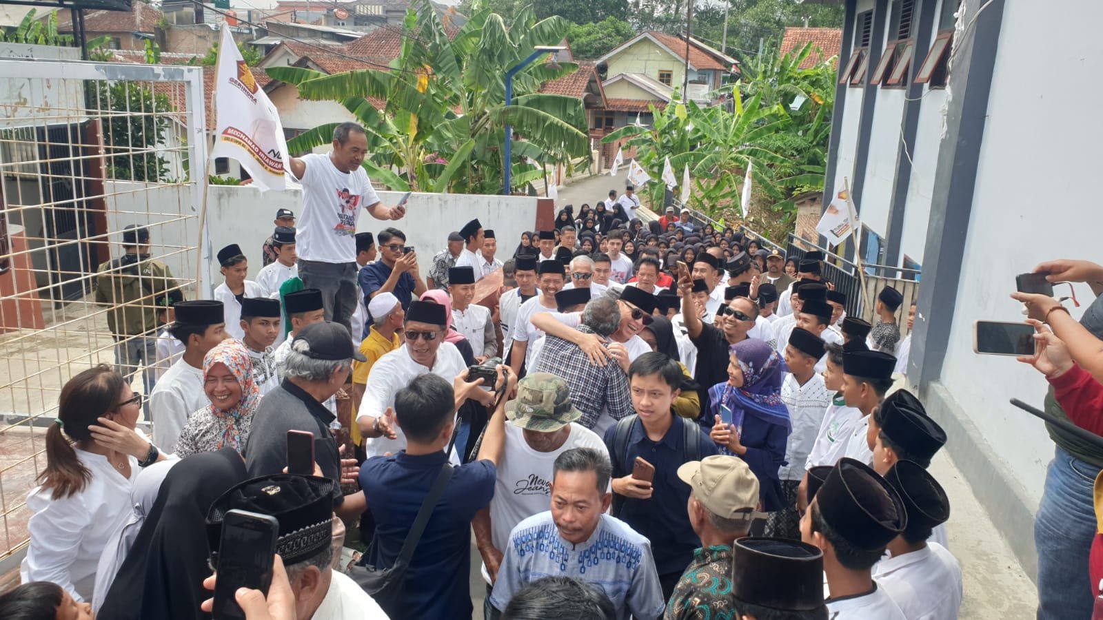 Pulang Kampung, Iwan Bule Disambut Ratusan Warga dengan Meriah