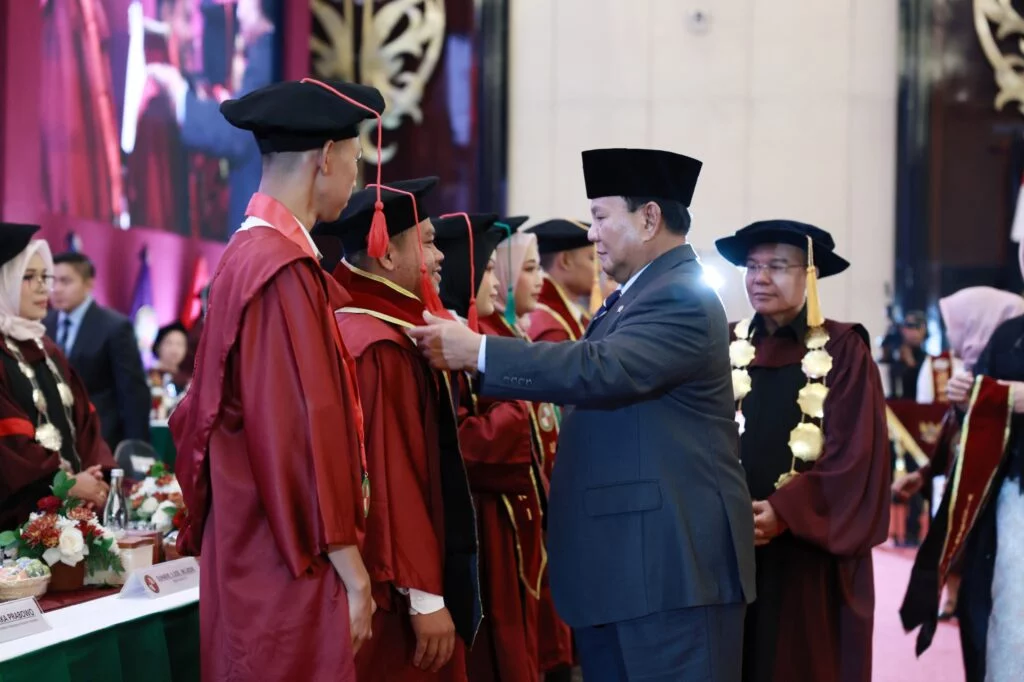 Prabowo Subianto Muncul di Acara Wisuda UKRI: Pesan untuk Generasi Muda agar Menjadi Pemimpin yang Peduli pada Rakyat