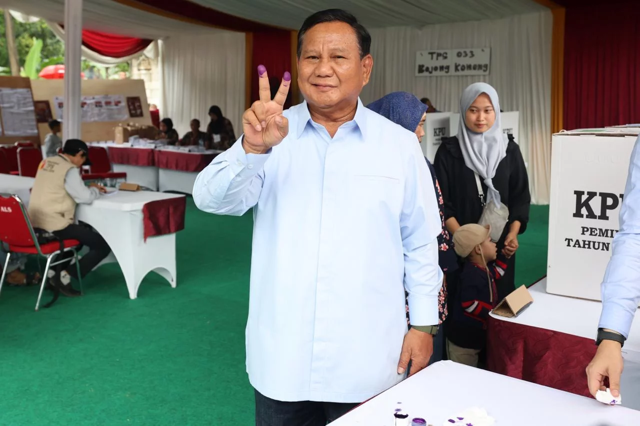 Prabowo Subianto Mengikuti Pemilihan di TPS 033 Bojong Koneng dengan Mengacungkan Salam Dua Jari