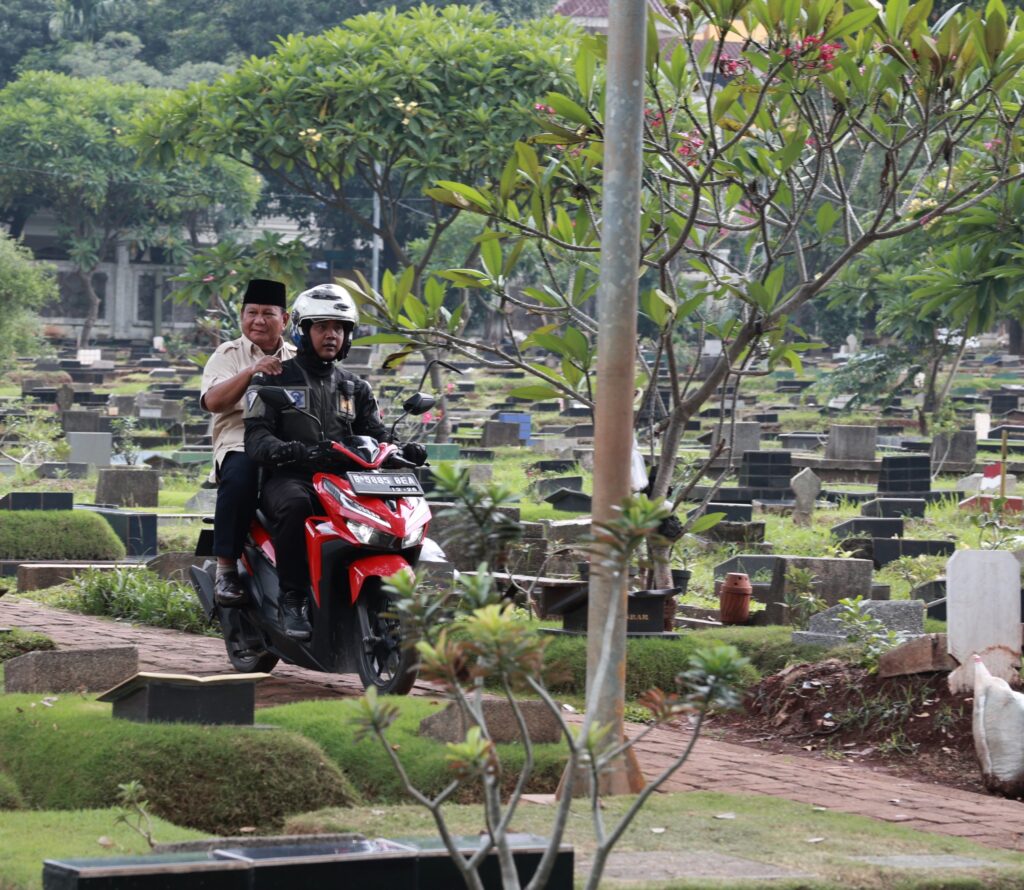 Prabowo Subianto Menziarahi Makam Sang Ayah Setelah Pemilu dan Diberi Sambutan Hangat oleh Ratusan Warga yang Menggunakan Motor