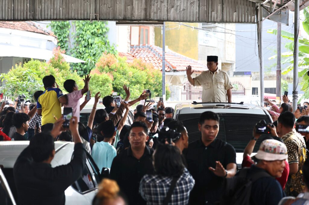 Ratusan Warga Sambut Prabowo Subianto Saat Ziarah ke Makam Habib Ali Kwitang