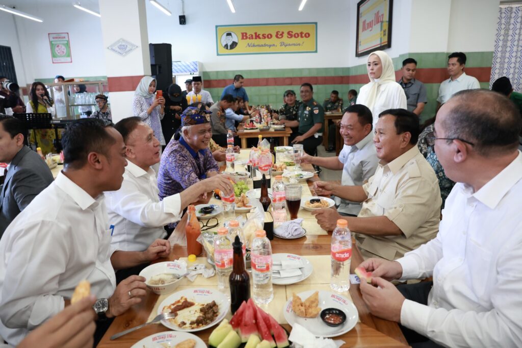 Prabowo Subianto Dikunjungi Makan Bakso di Cimahi, Bernyanyi Bersama dan Disambut Meriah oleh Warga