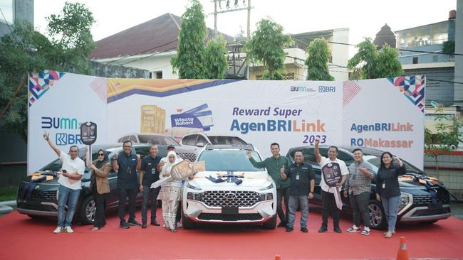 Agen BRILink Terima Mobil dari BRI sebagai Penghargaan Atas Prestasinya