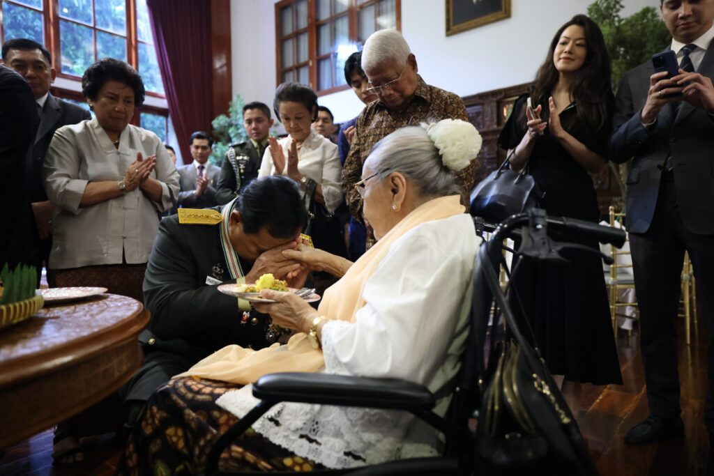 Prabowo Bersyukur dan Memberi Penghormatan kepada Sukartini Djojohadikusumo setelah Menerima Gelar Jenderal Bintang 4