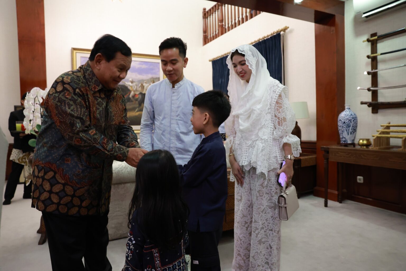 Prabowo Subianto dan Gibran Rakabuming Raka Berbagi Momen Lucu dan Halal Bihalal Bersama Keluarga