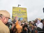 Acil Odah memimpin gerakan “Perempuan Menanam Ribuan Pohon” di Kalimantan Selatan untuk memperingati Hari Kartini