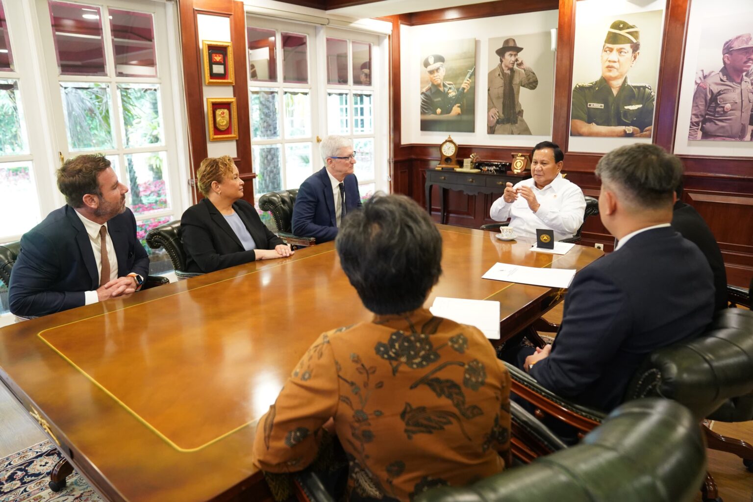 Setelah Mengirim Surat Ucapan Selamat, CEO Apple Tim Cook Mengunjungi Prabowo Subianto Sebagai Presiden Terpilih