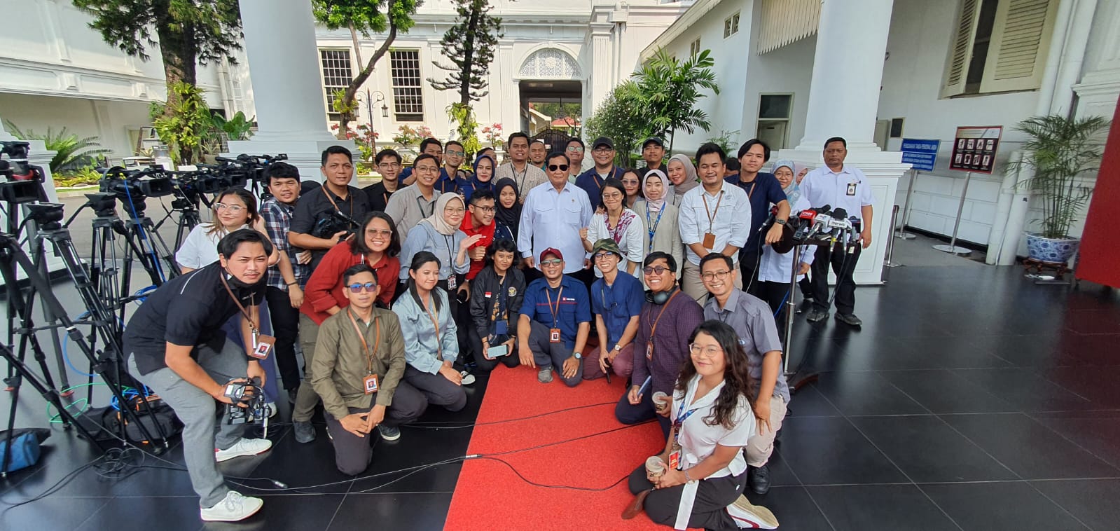 Palace Reporters Pose for Group Photo with Prabowo Subianto in Sunglasses