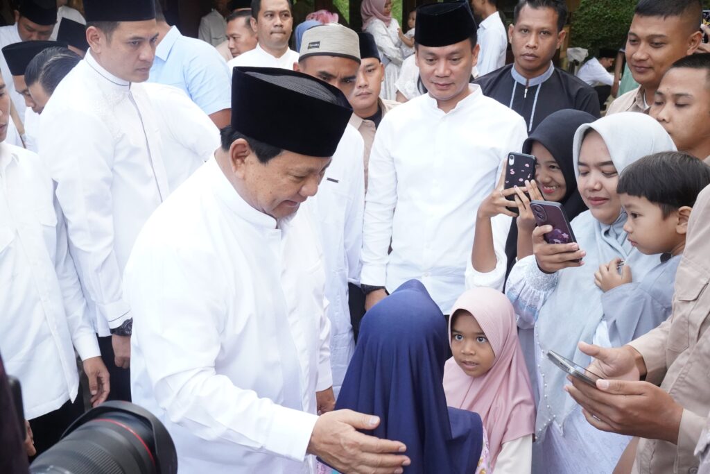 1445 H, Prabowo Subianto Berdialog dengan Warga di Hambalang Bogor