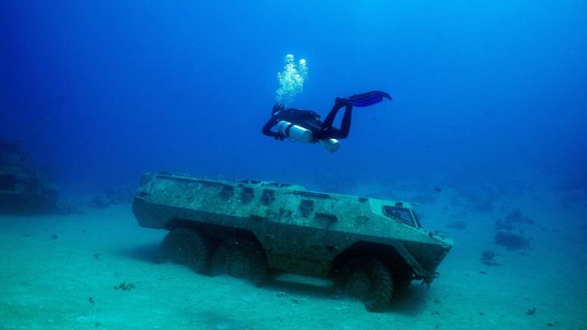 Bule Iseng Membaca Arsip, Mendapatkan 100 Batang Emas di Laut Indonesia