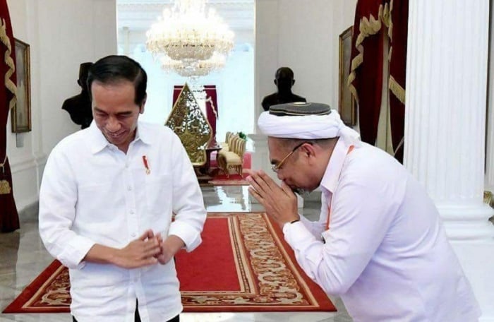 Denny Siregar Merasa Terenyuh Saat Ngabalin Mengklaim Cara Beribadah Jokowi Melebihi Ulama