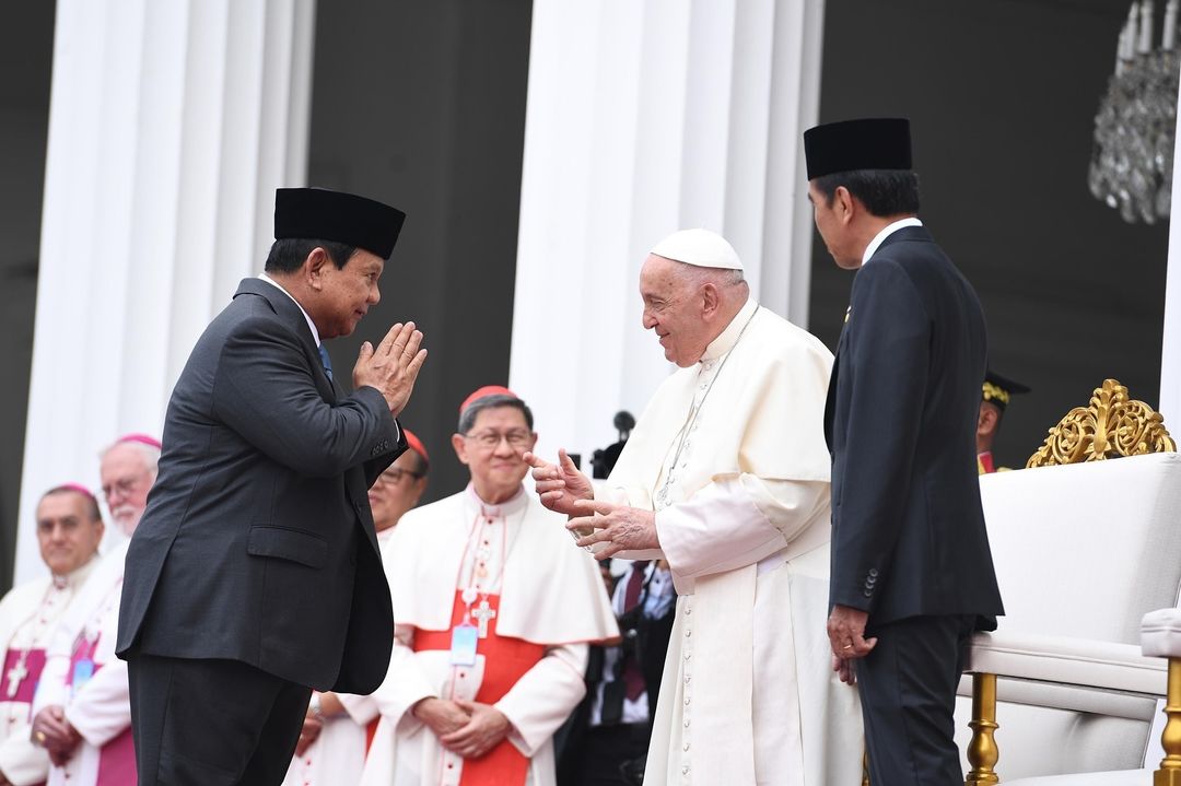 Prabowo Subianto Shares a Moment of Shaking Hands with Pope Francis, Expressing Indonesia’s Blessing of Diversity and Harmony