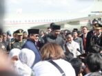 Prabowo Subianto accompanies Jokowi to Halim Air Base and extends best wishes for his future.