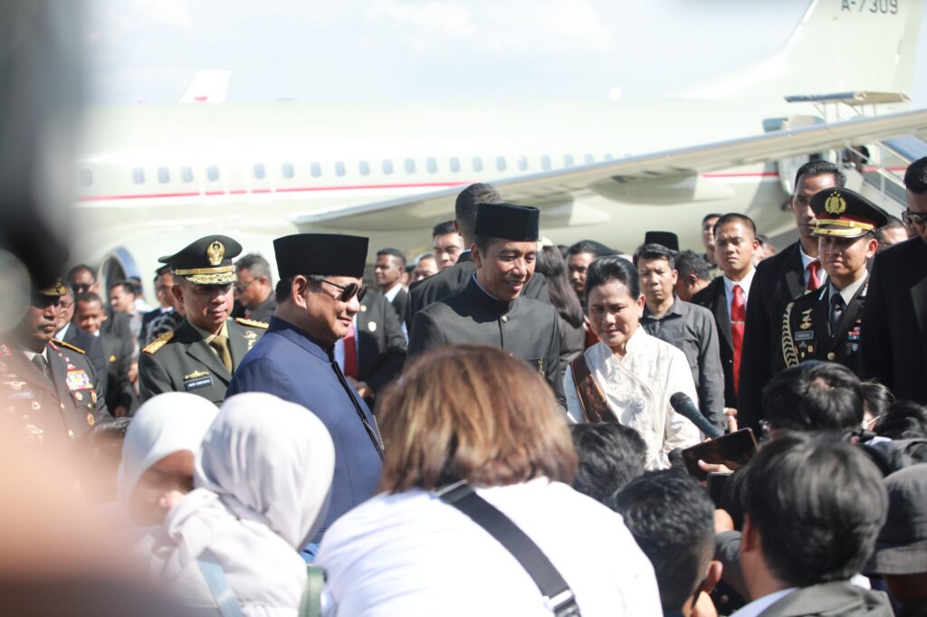 Prabowo Subianto accompanies Jokowi to Halim Air Base and extends best wishes for his future.